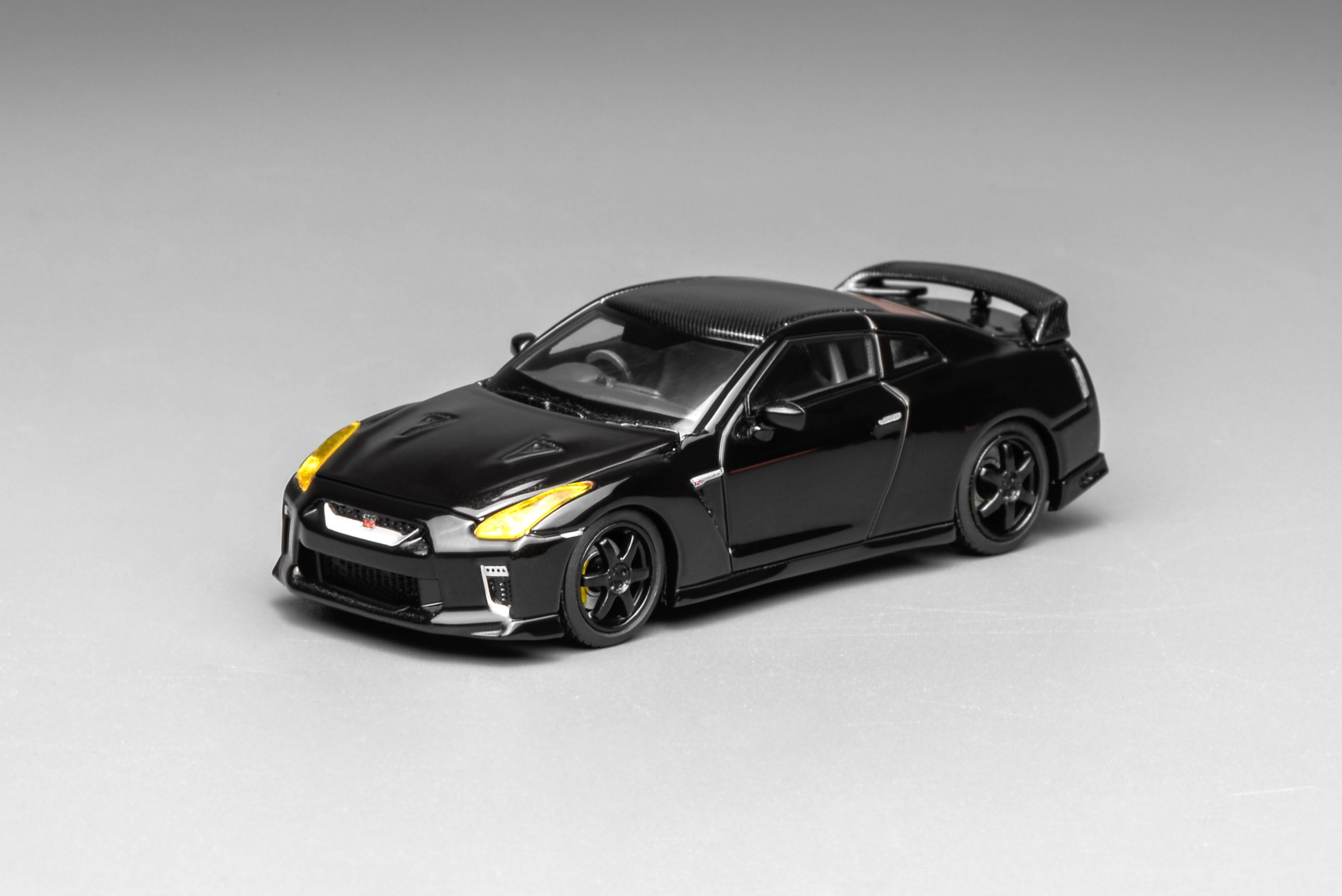 [MOTORHELIX] 1:64 Nissan GT-R (R35) With Customized Headlight