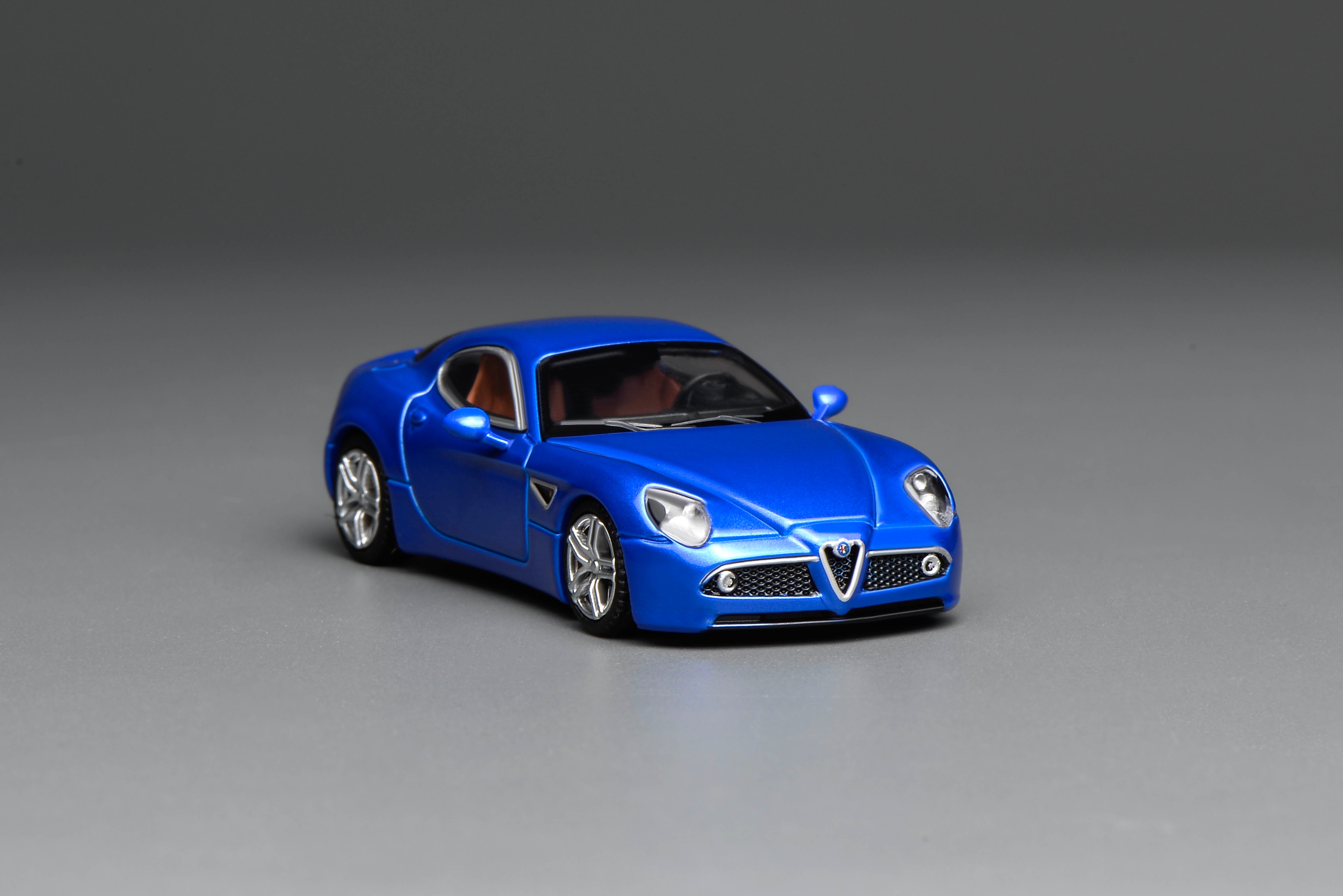 [MOTORHELIX] 1:64 Alfa Romeo 8C Competizione 2008 Blu Magnetico Metallic