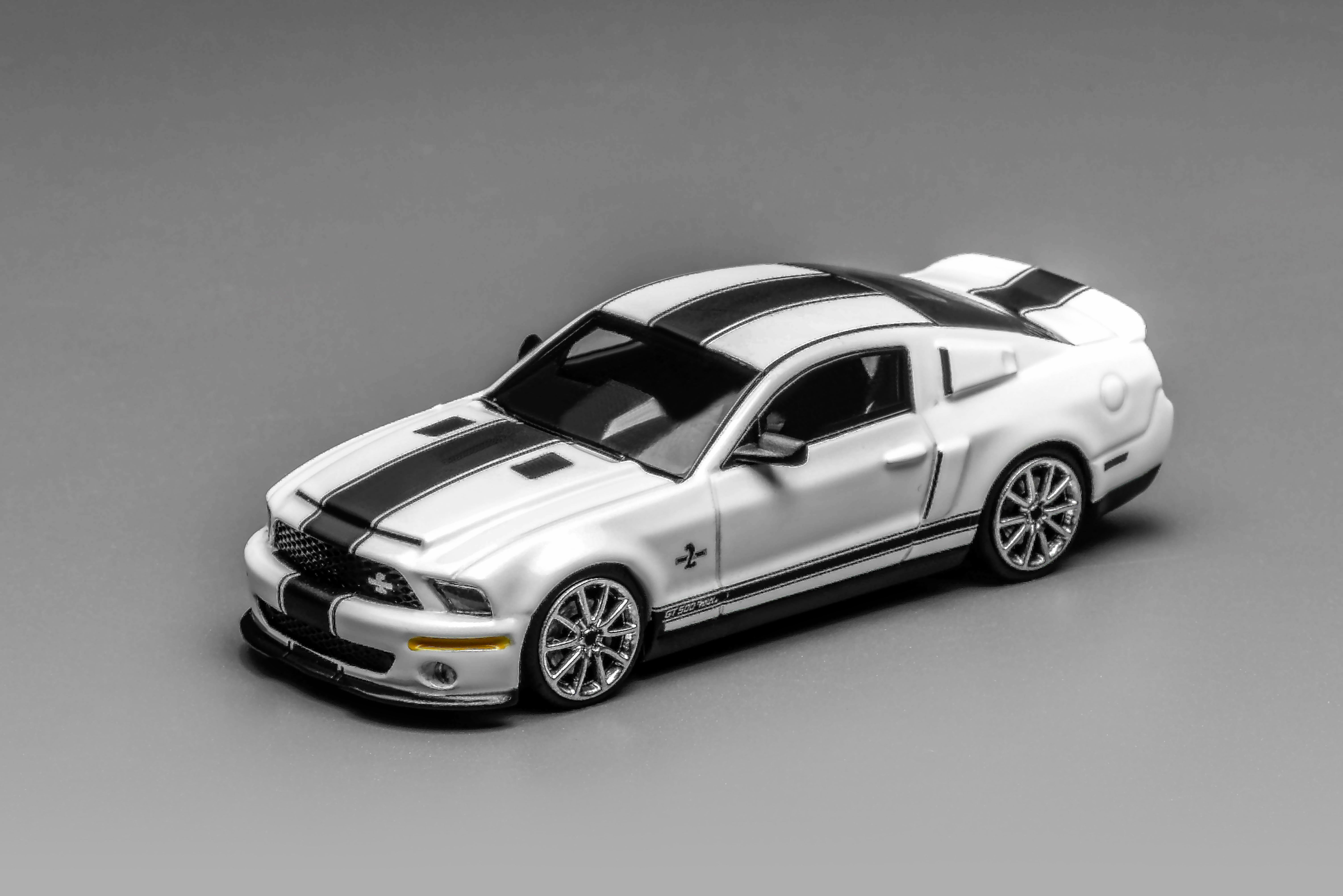 [MOTORHELIX] 1:64 Ford Mustang Shelby GT500 Super Snake 2007 Performance White
