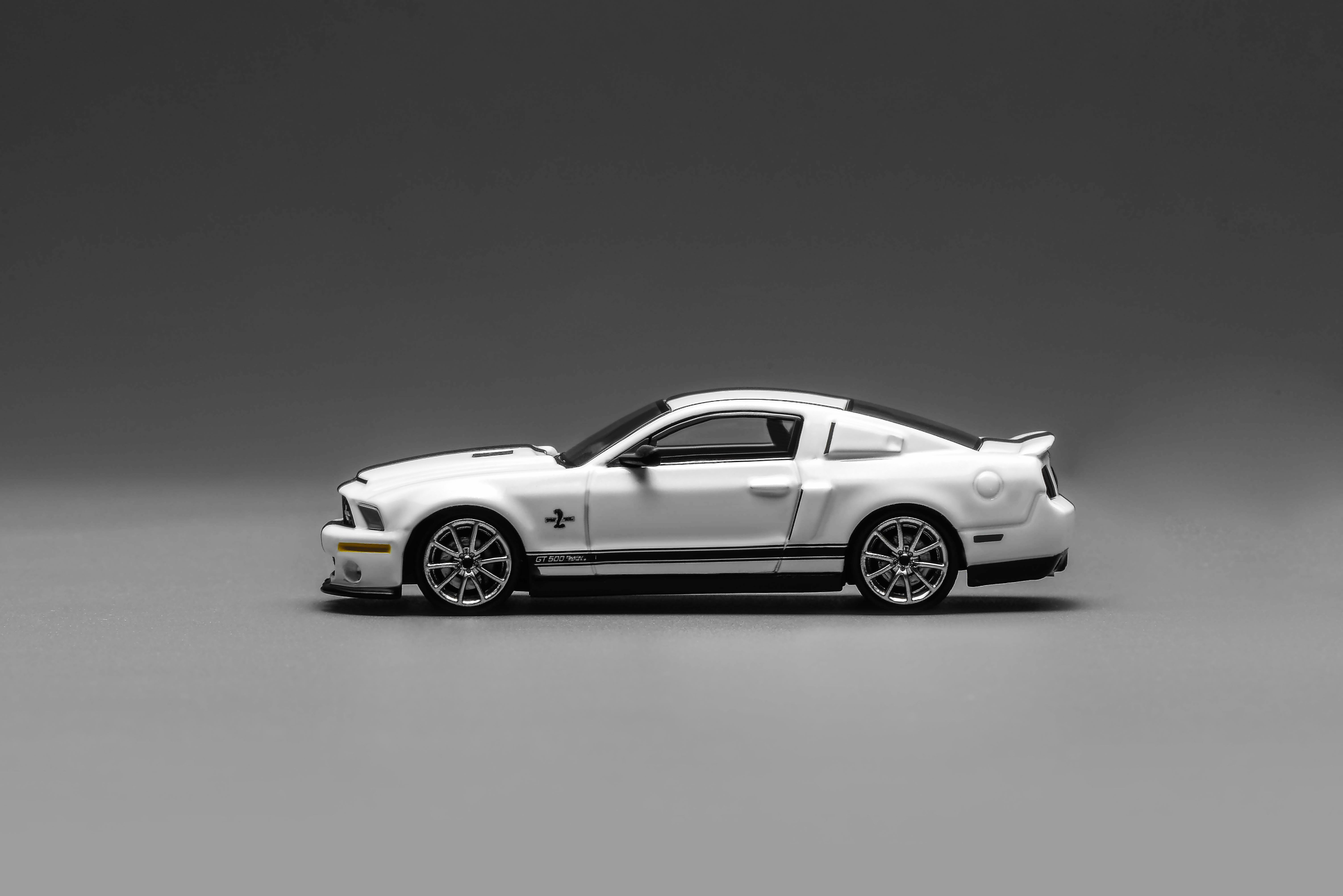 [MOTORHELIX] 1:64 Ford Mustang Shelby GT500 Super Snake 2007 Performance White