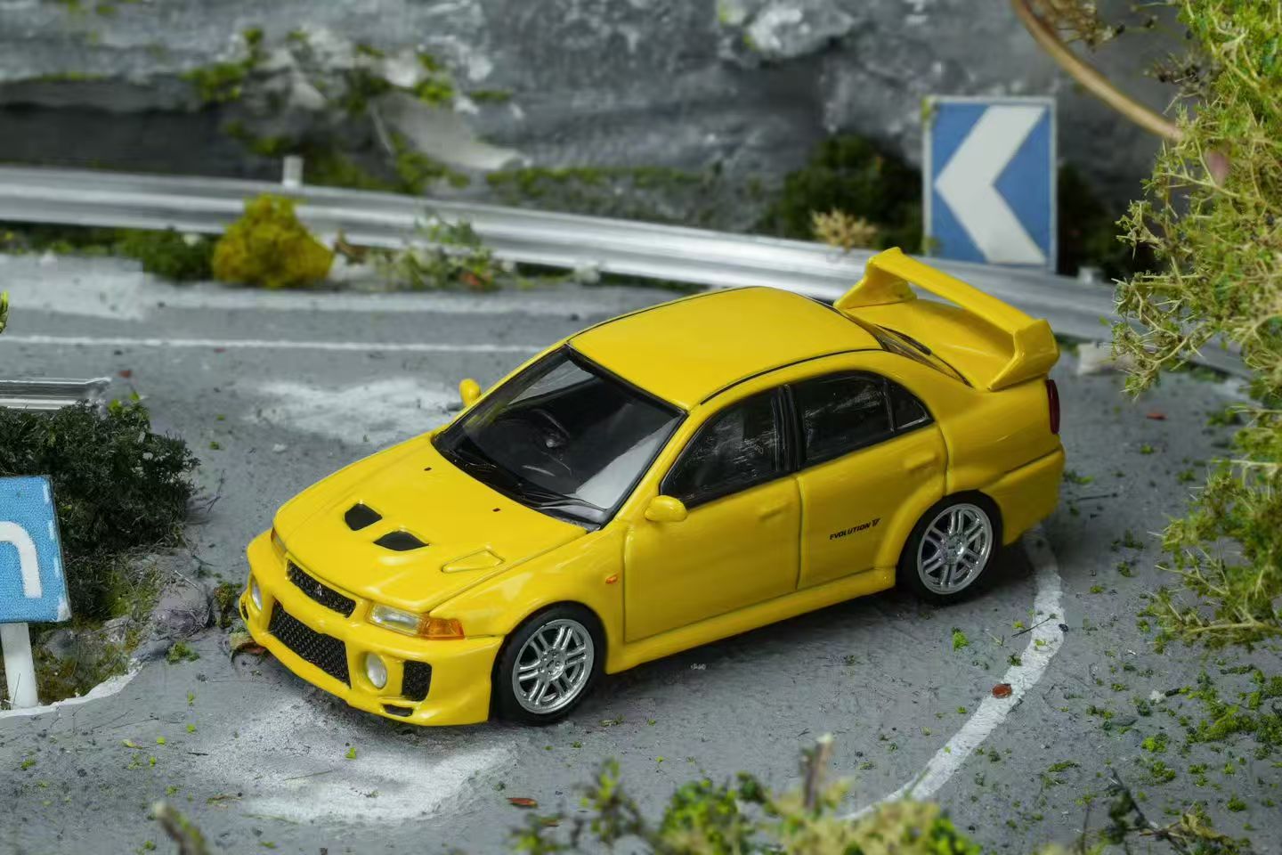 [MOTORHELIX] 1:64 Mitsubishi Lancer Evolution V GSR Dandelion Yellow