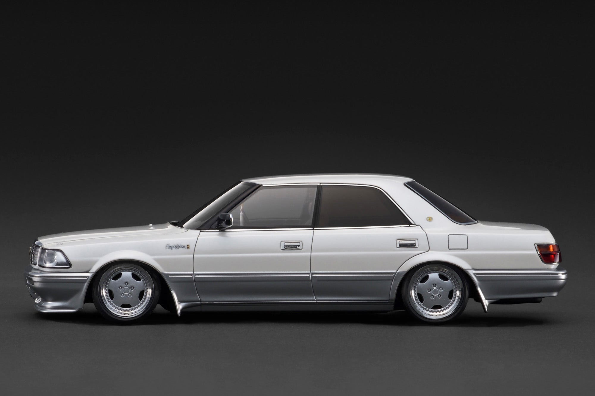 [IGNITION MODEL] 1:18 Toyota Crown Royal Saloon G (130) Pearl White/Silver [IG3733]