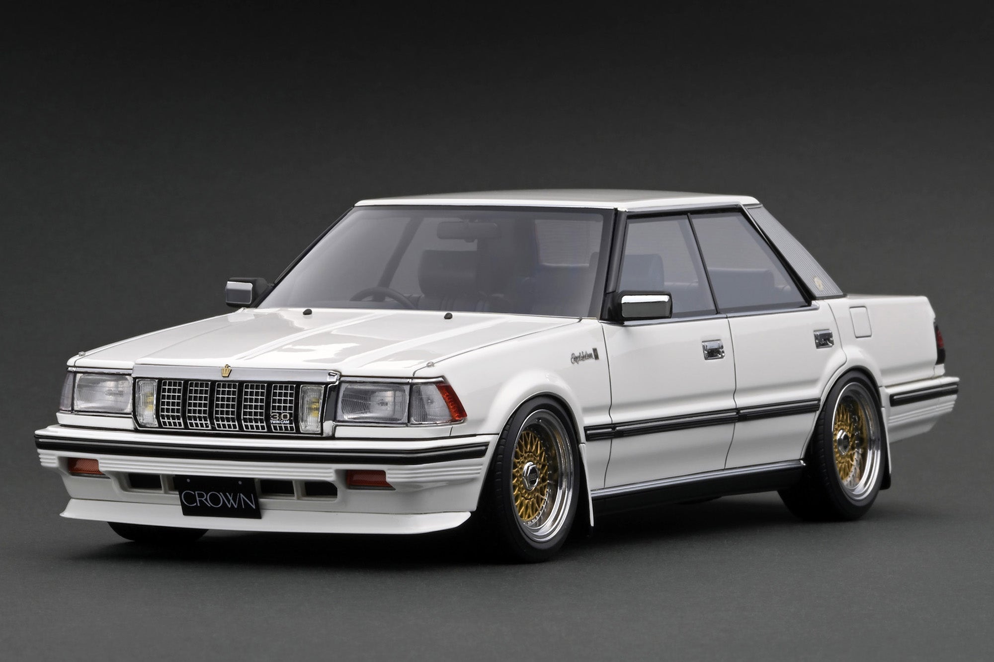 [IGNITION MODEL] 1:18 Toyota Crown 3.0 Royal Saloon G (120) White [IG3824]