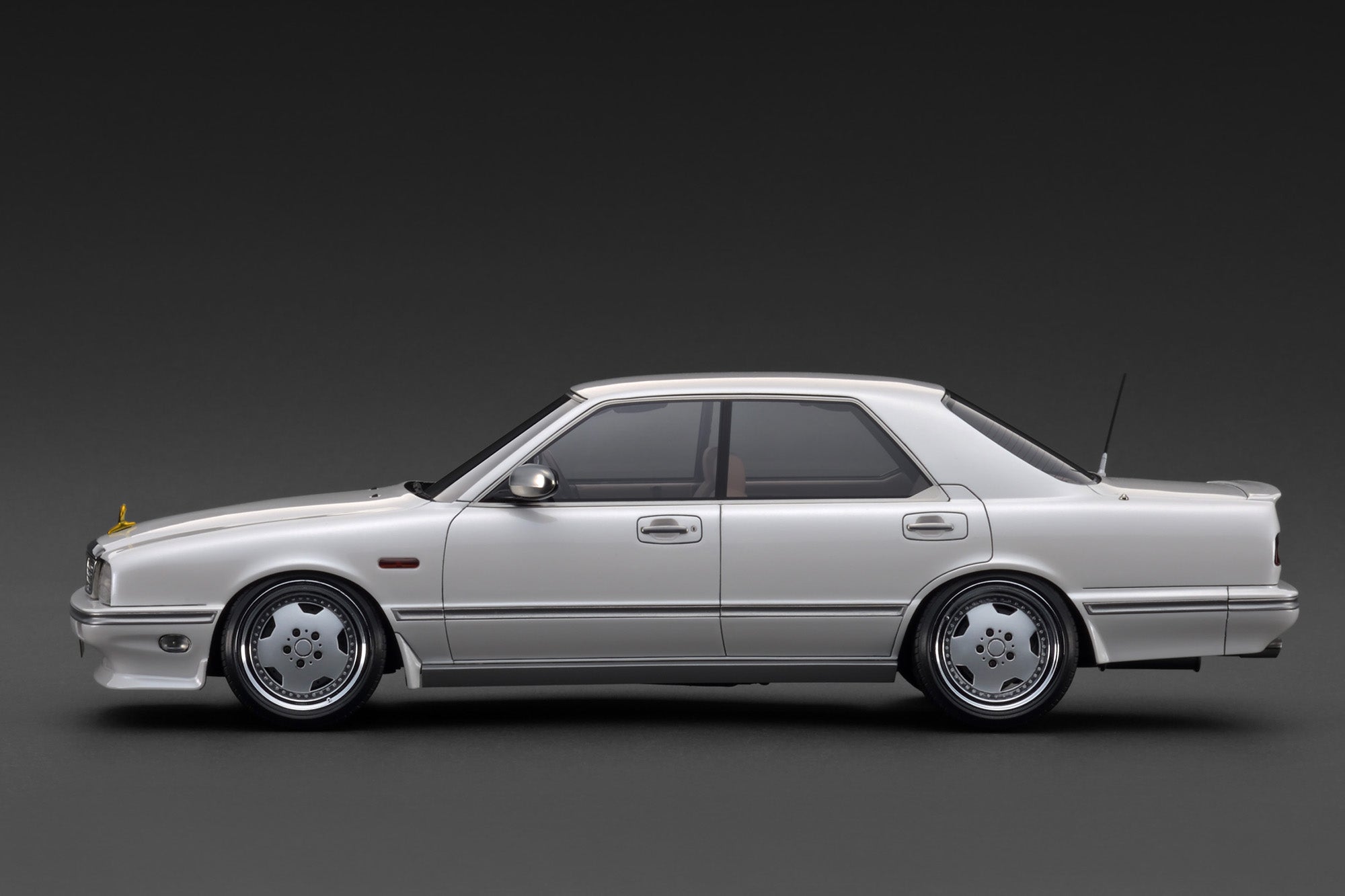 [IGNITION MODEL] 1:18 Nissan Cedric Cima (Y31) Pearl White [IG3903]