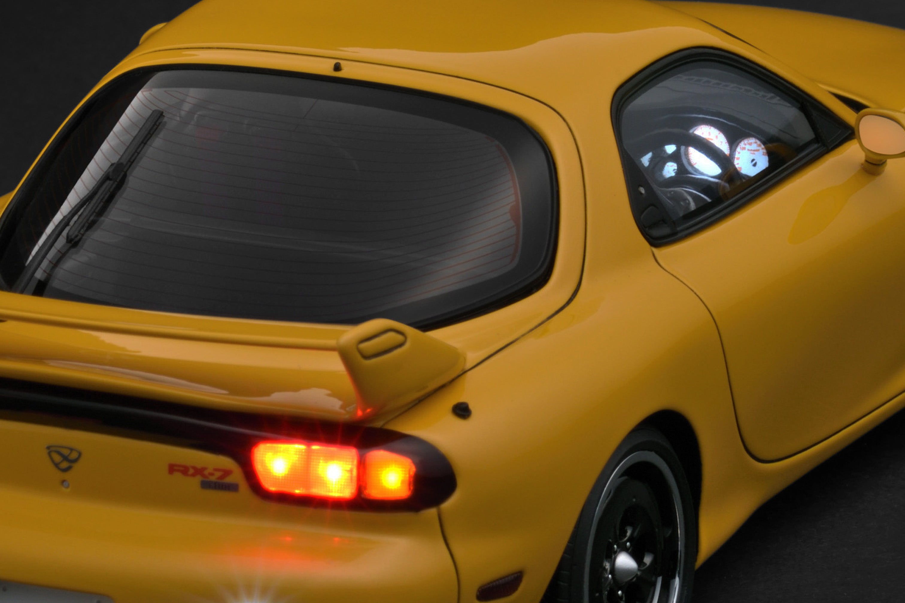 [IGNITION MODEL] 1:18 INITIAL D Mazda RX-7 Mazda Speed A-Spec (FD3S) Yellow Sound & LED Version [IG3940]