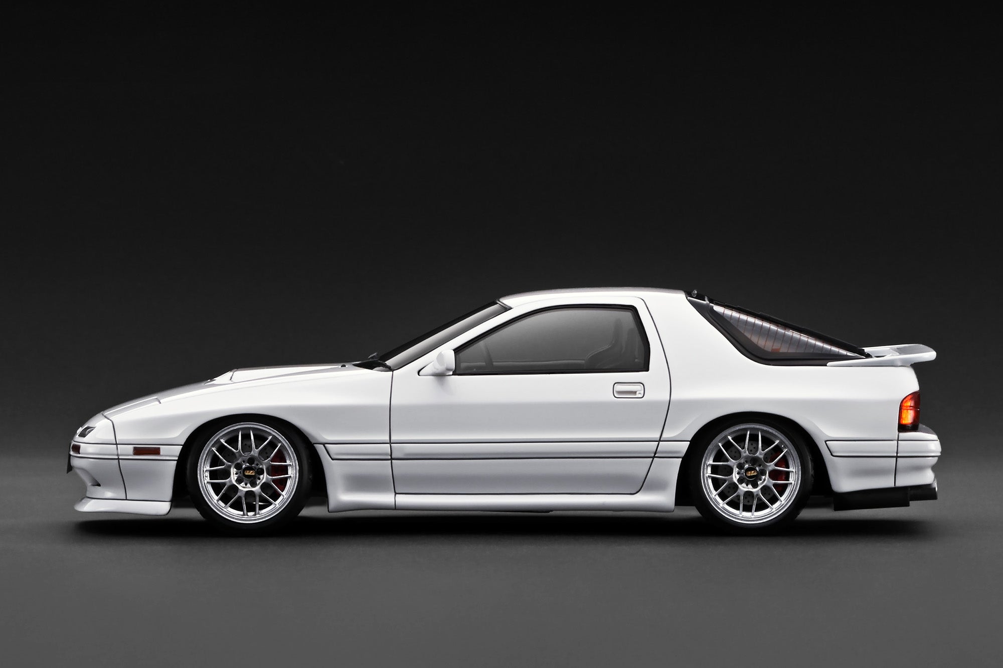 [IGNITION MODEL] 1:18 Mazda Savanna RX-7 Infini (FC3S) White With 13B Engine [IG4089]