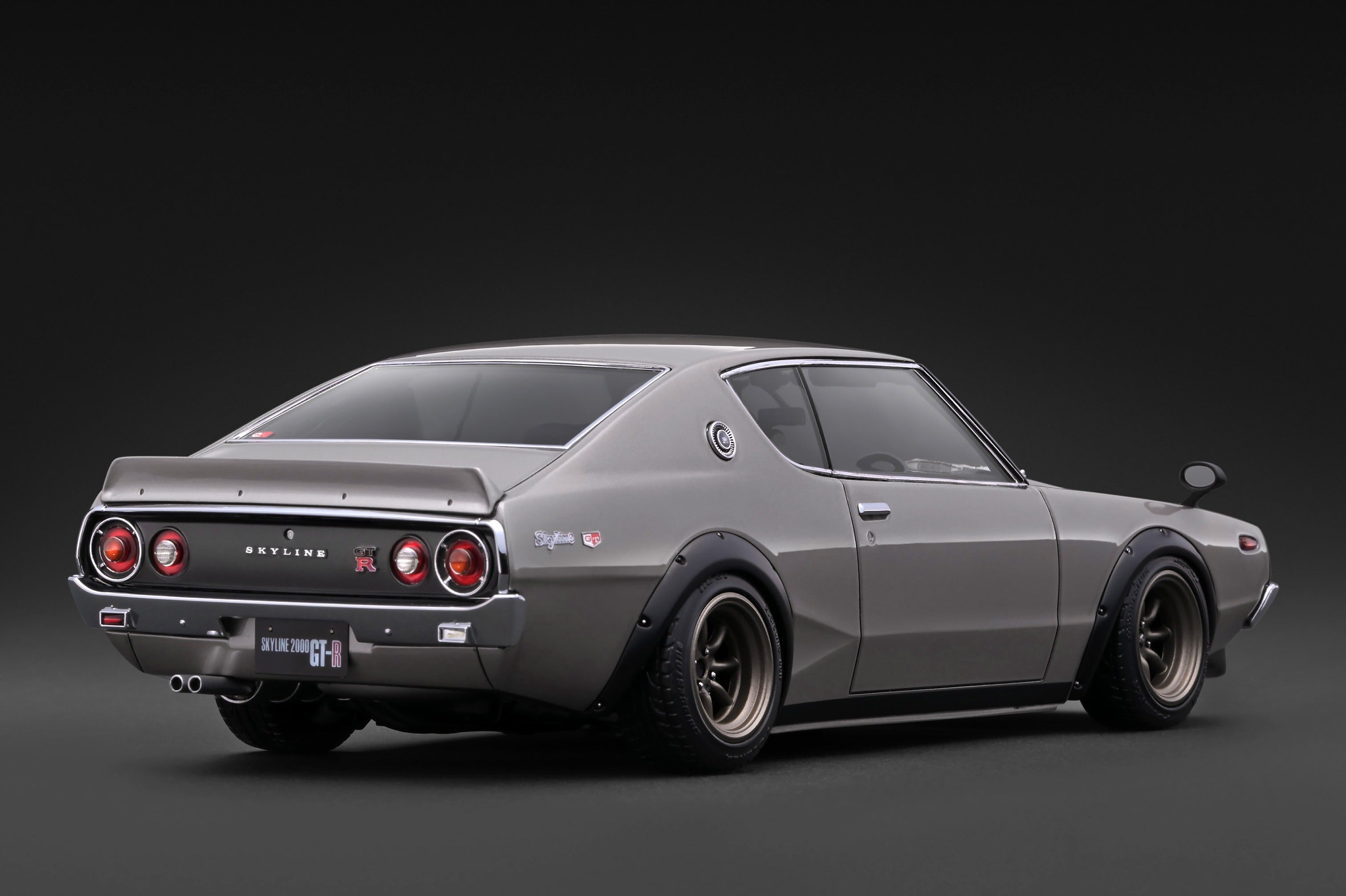 [IGNITION MODEL] 1:18 Nissan Skyline 2000 GT-R (KPGC110) Silver With Engine [IG4254]