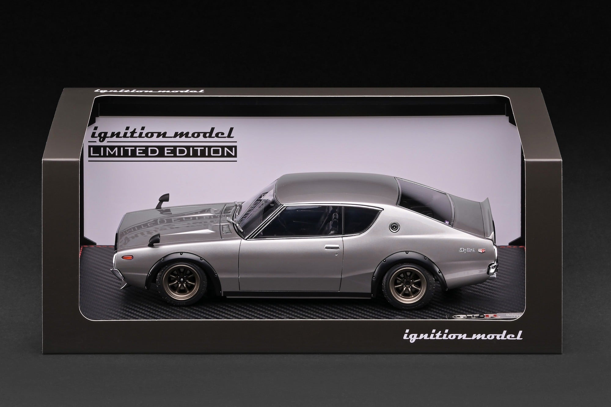 [IGNITION MODEL] 1:18 Nissan Skyline 2000 GT-R (KPGC110) Silver With Engine [IG4254]