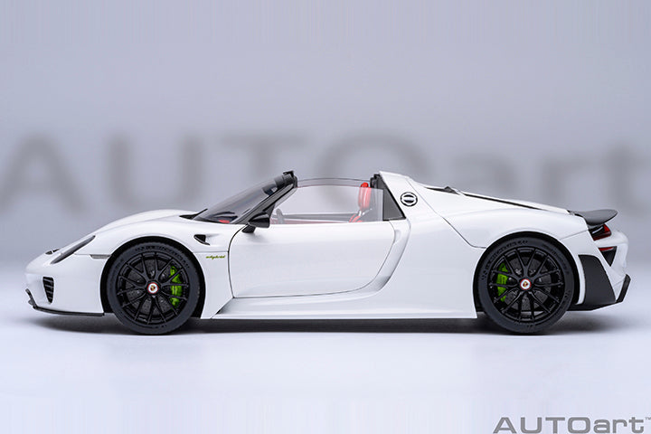 [AUTOART] 1:18 Porsche 918 Spyder Weissach Package White/Red Interior