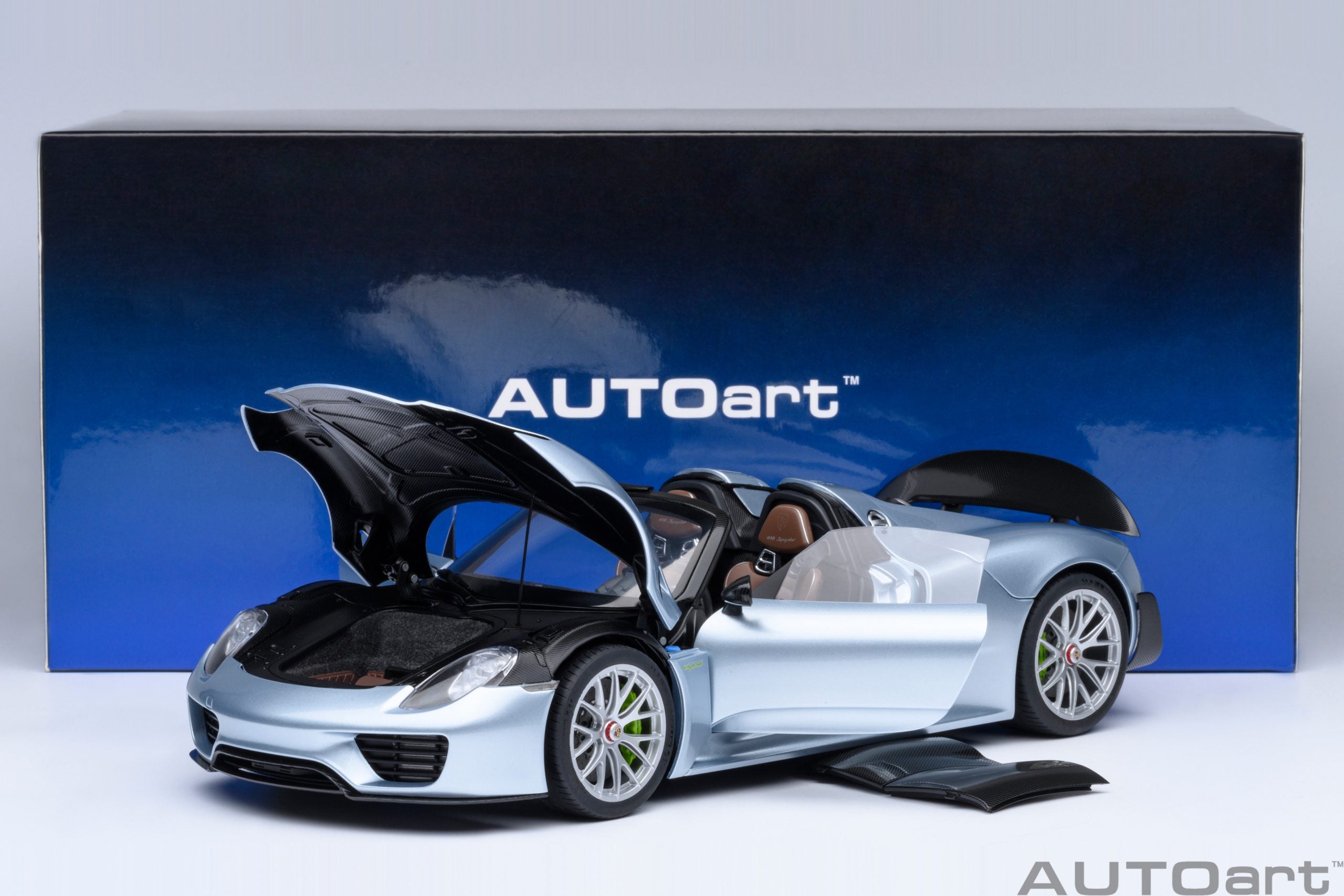 [AUTOART] 1:18 Porsche 918 Spyder Weissach Package Liquid Metal Chrome Blue