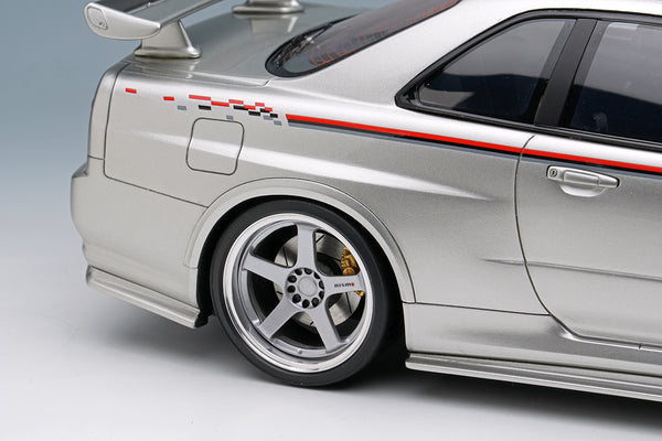 [MAKE UP] 1:18 Nissan Skyline GT-R (BNR34 NISMO R-Tune Version) 2004 Silver / NISMO Stripe [EML135A]