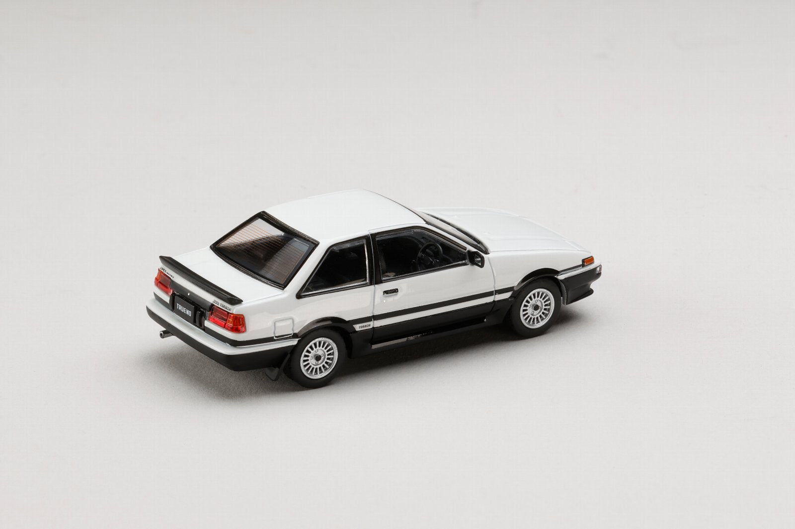 [HOBBY JAPAN] 1:64 Toyota Sprinter Trueno GT Apex (AE86) 2 Door Late Version White/Black