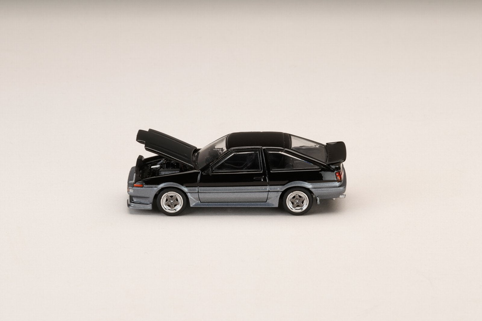 [HOBBY JAPAN] 1:64 Toyota Sprinter Trueno GT Apex (Ae86) Late Version JDM Style Carbon Bonnet Black/Gray