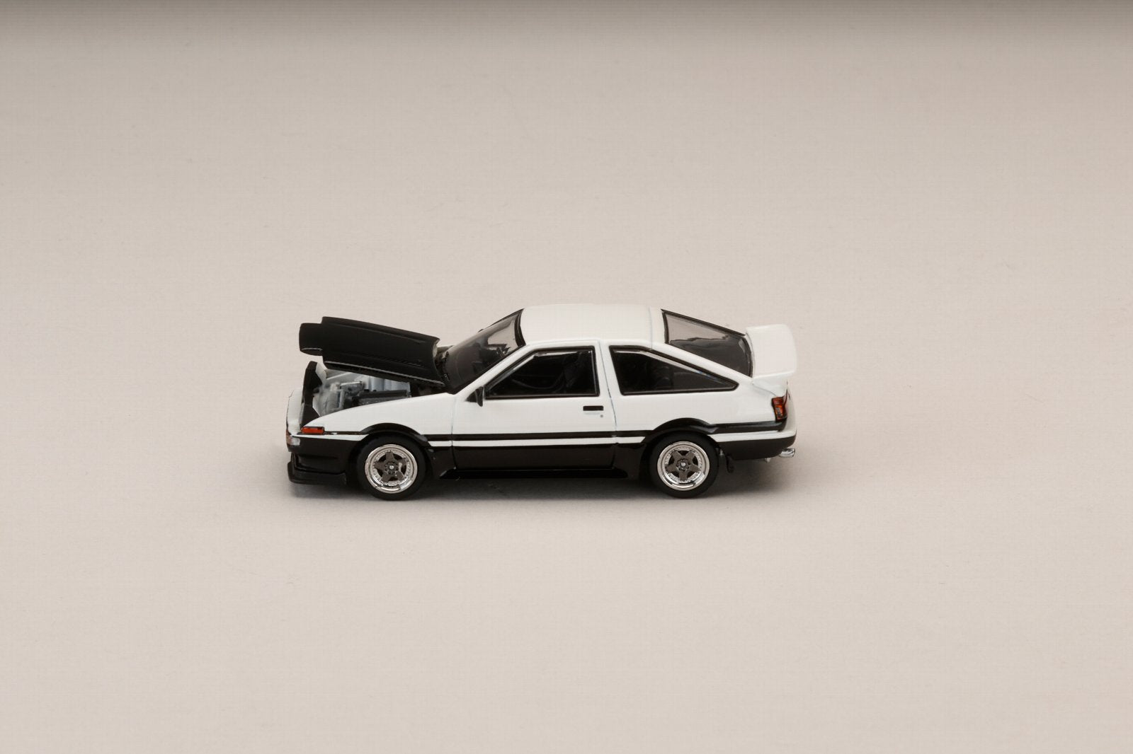 [HOBBY JAPAN] 1:64 Toyota Sprinter Trueno GT Apex (Ae86) Late Version JDM Style Carbon Bonnet White/Black