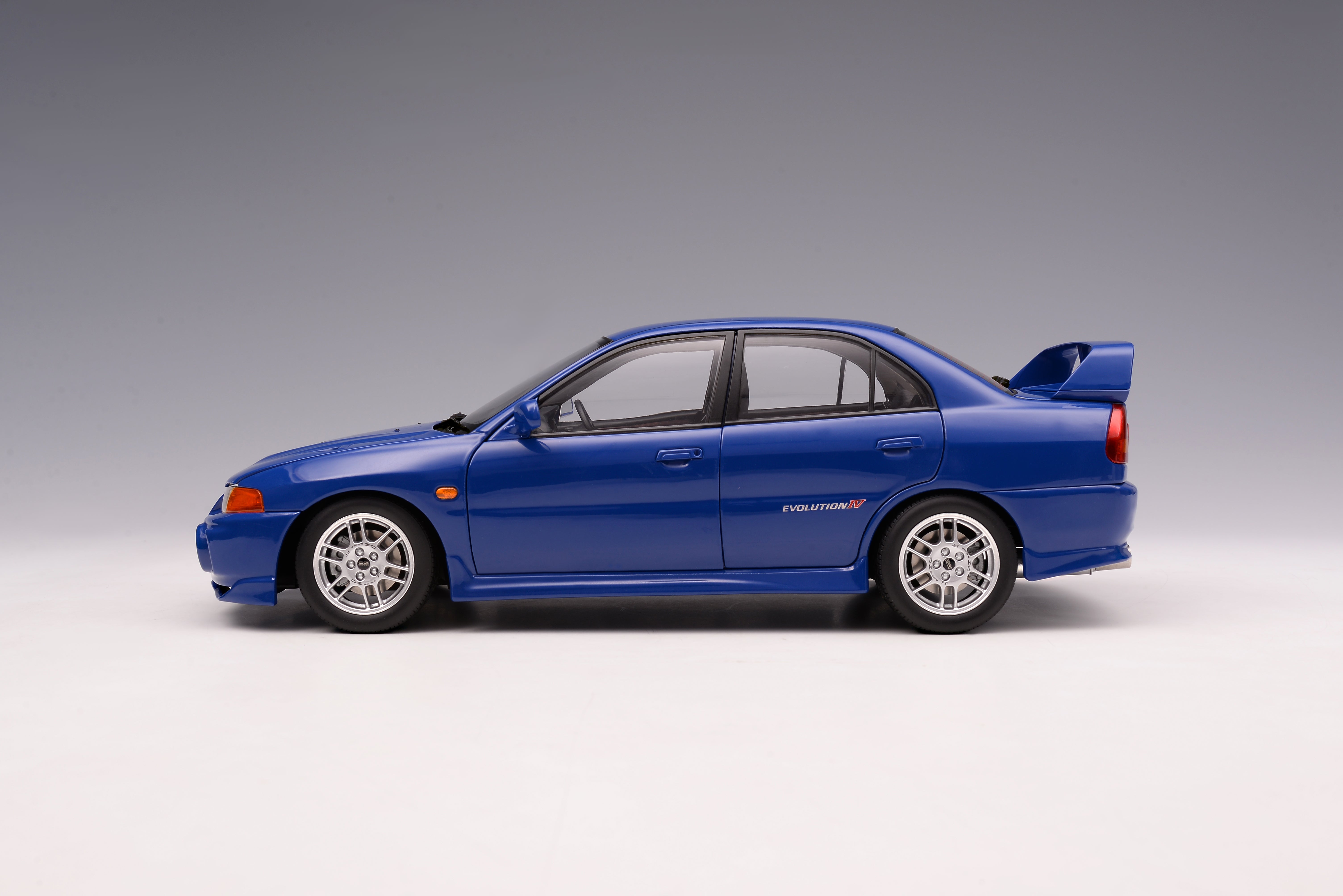 [MOTORHELIX] 1:18 Mitsubishi Lancer Evolution IV