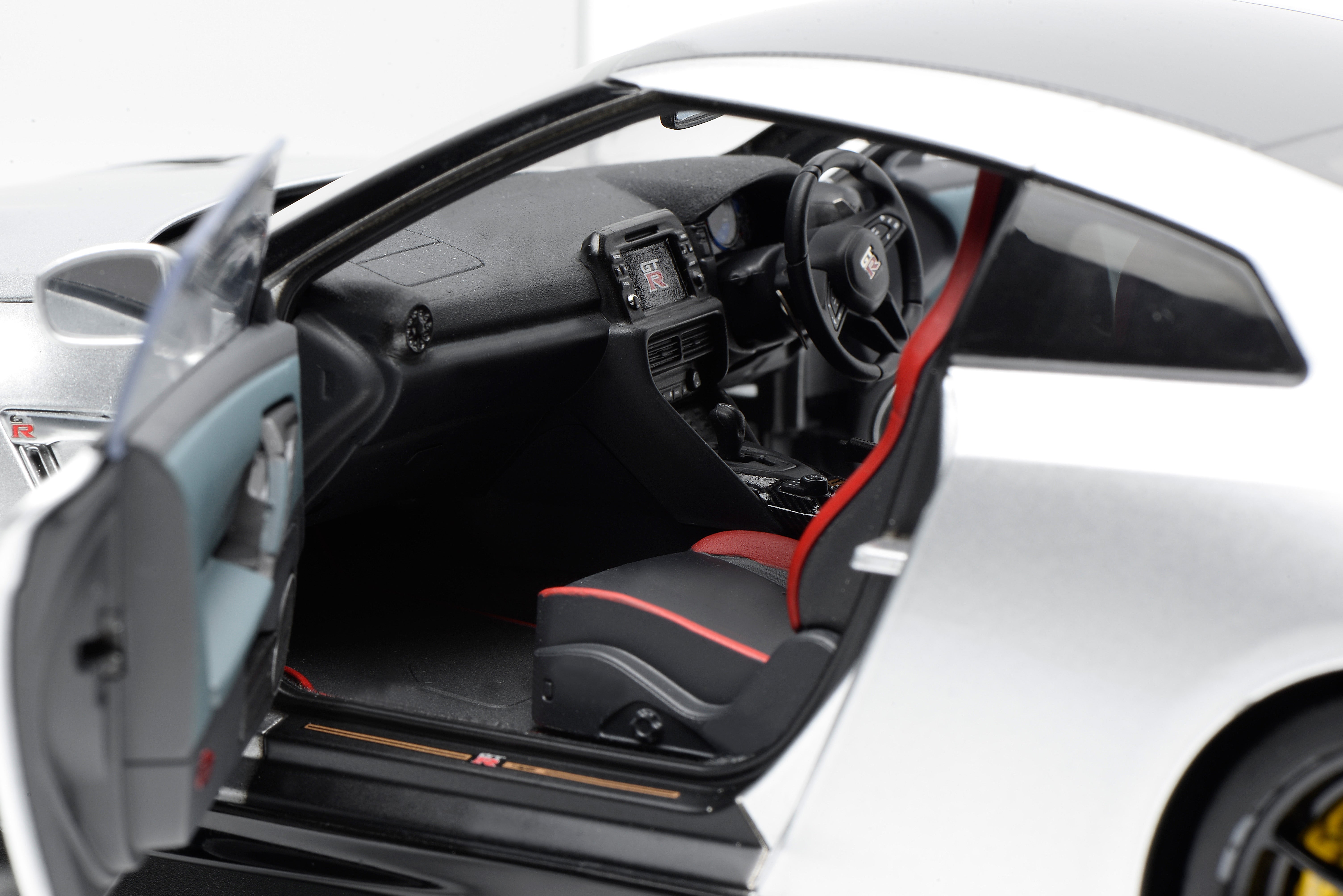 [MOTORHELIX] 1:18 Nissan GT-R (R35) Track Edition Engineered by Nismo T-Spec 2022 Metal Silver