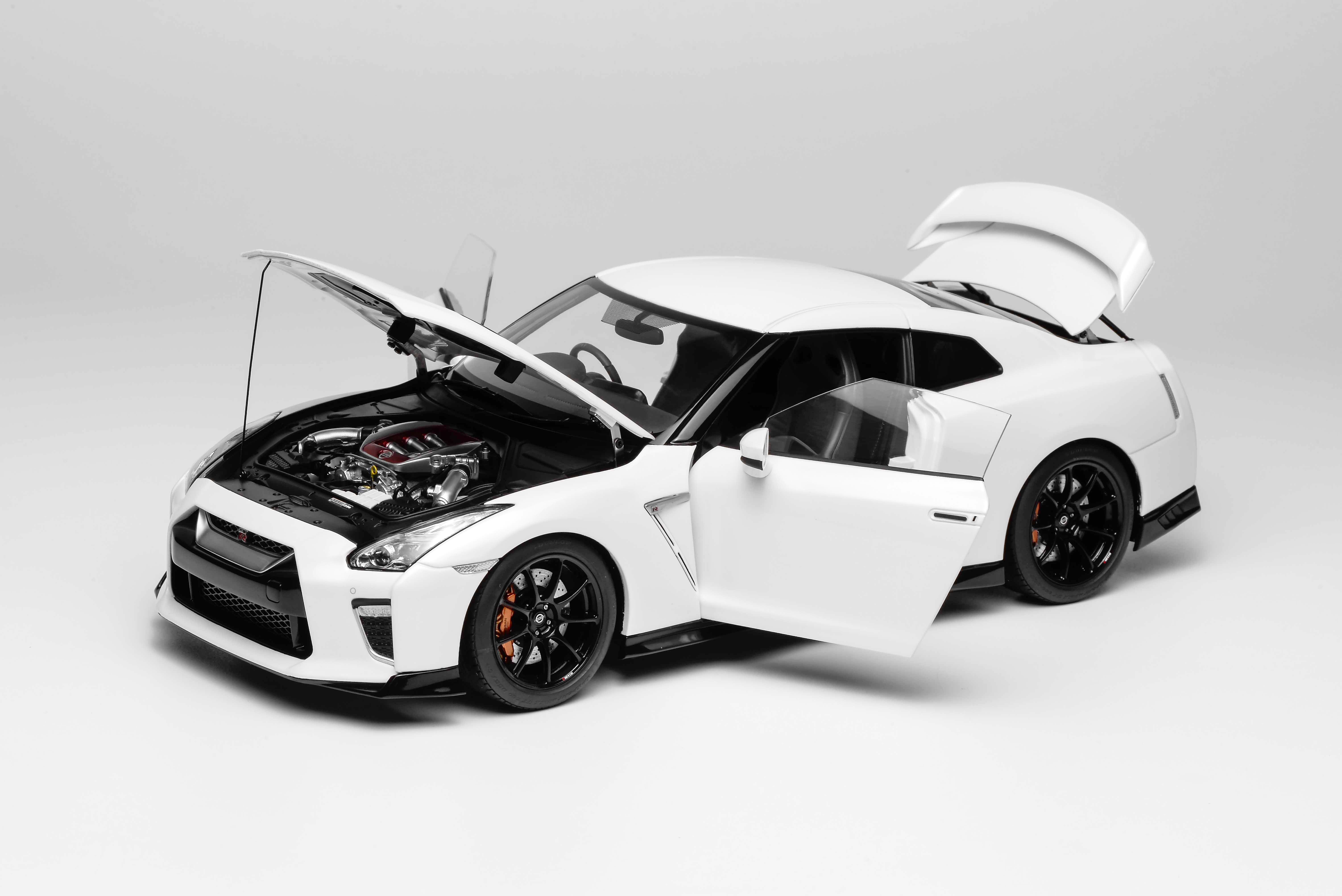 [MOTORHELIX] 1:18 Nissan GT-R (R35) Track Edition Engineered By Nismo 2020 Brilliant White Pearl