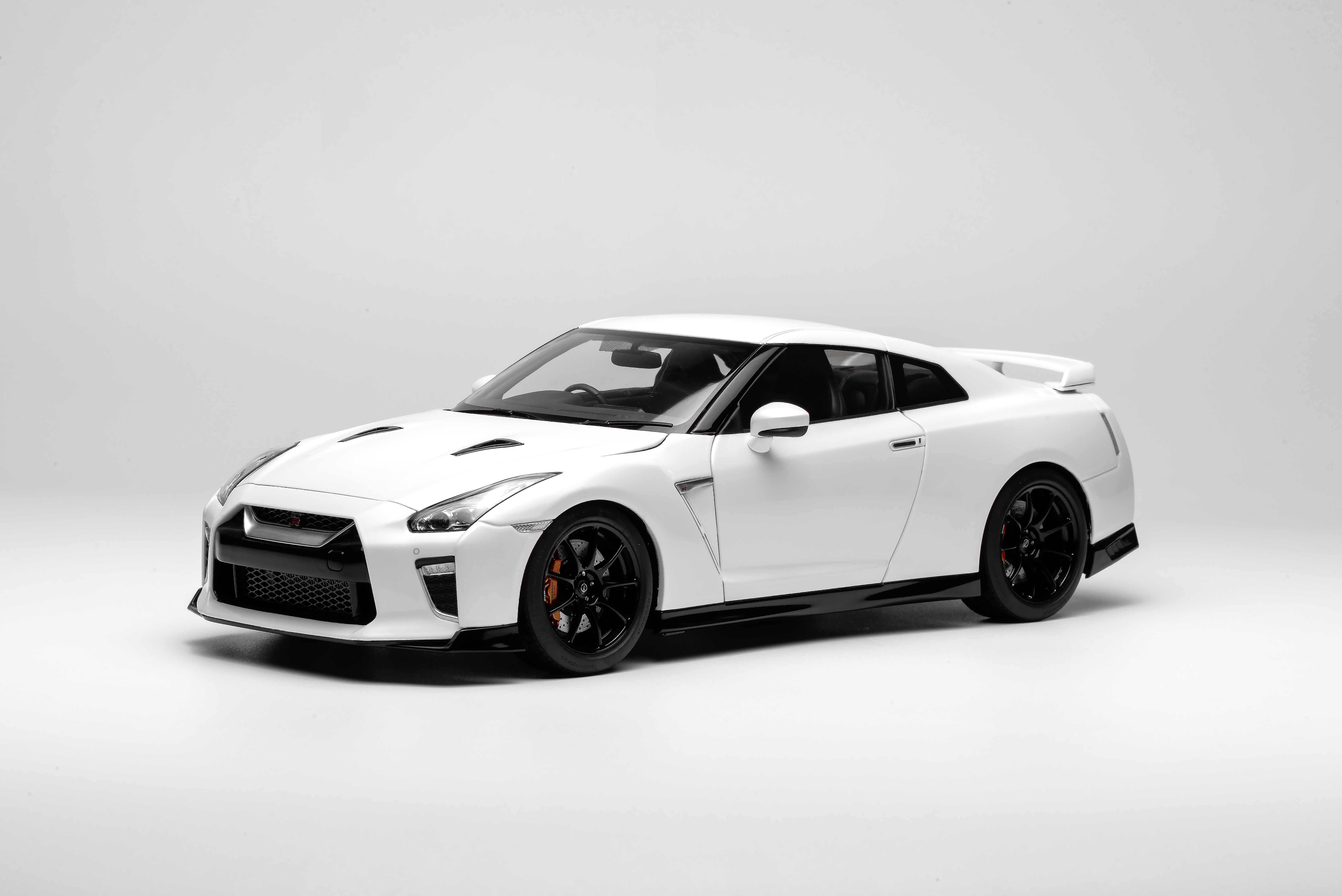 [MOTORHELIX] 1:18 Nissan GT-R (R35) Track Edition Engineered By Nismo 2020 Brilliant White Pearl