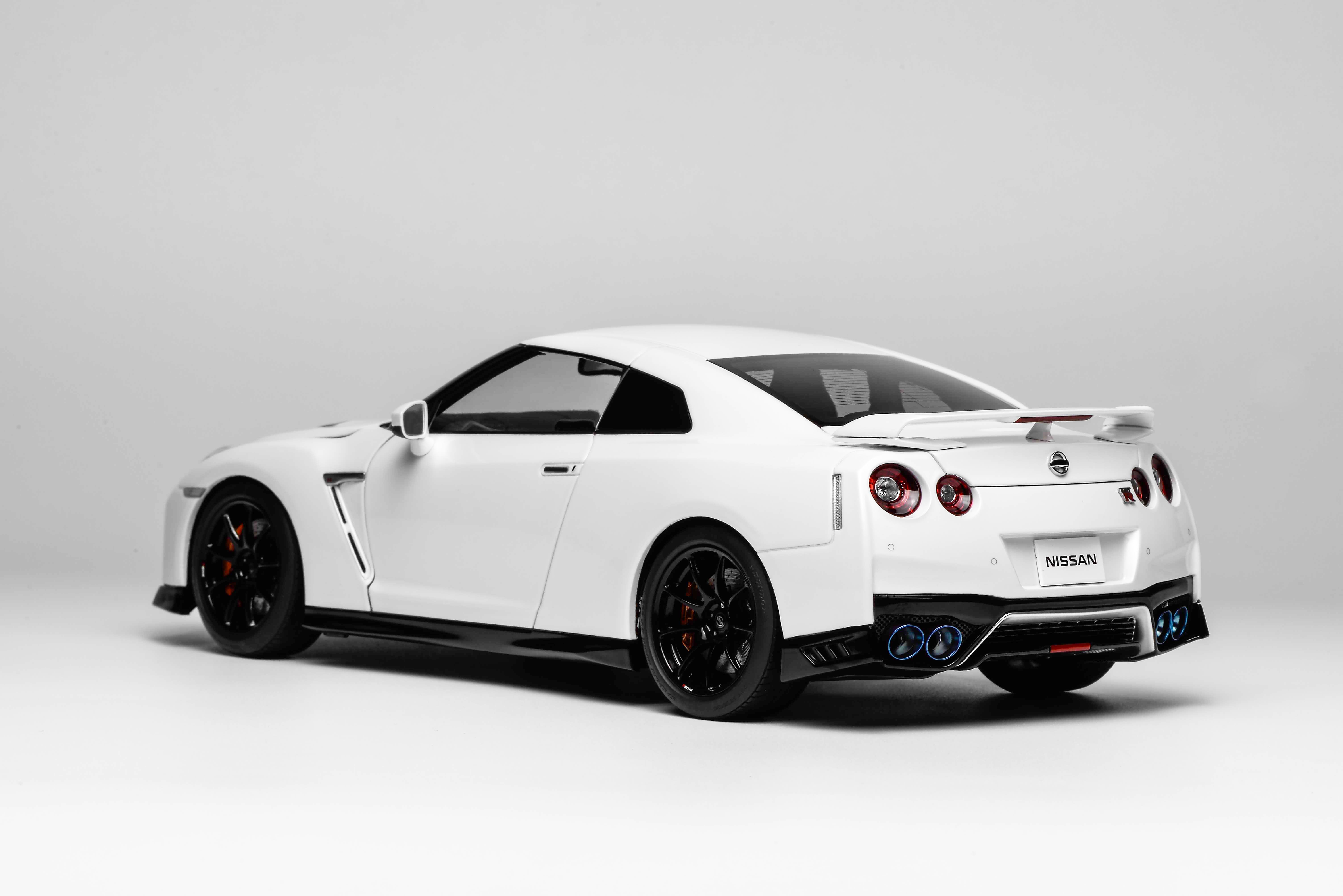 [MOTORHELIX] 1:18 Nissan GT-R (R35) Track Edition Engineered By Nismo 2020 Brilliant White Pearl