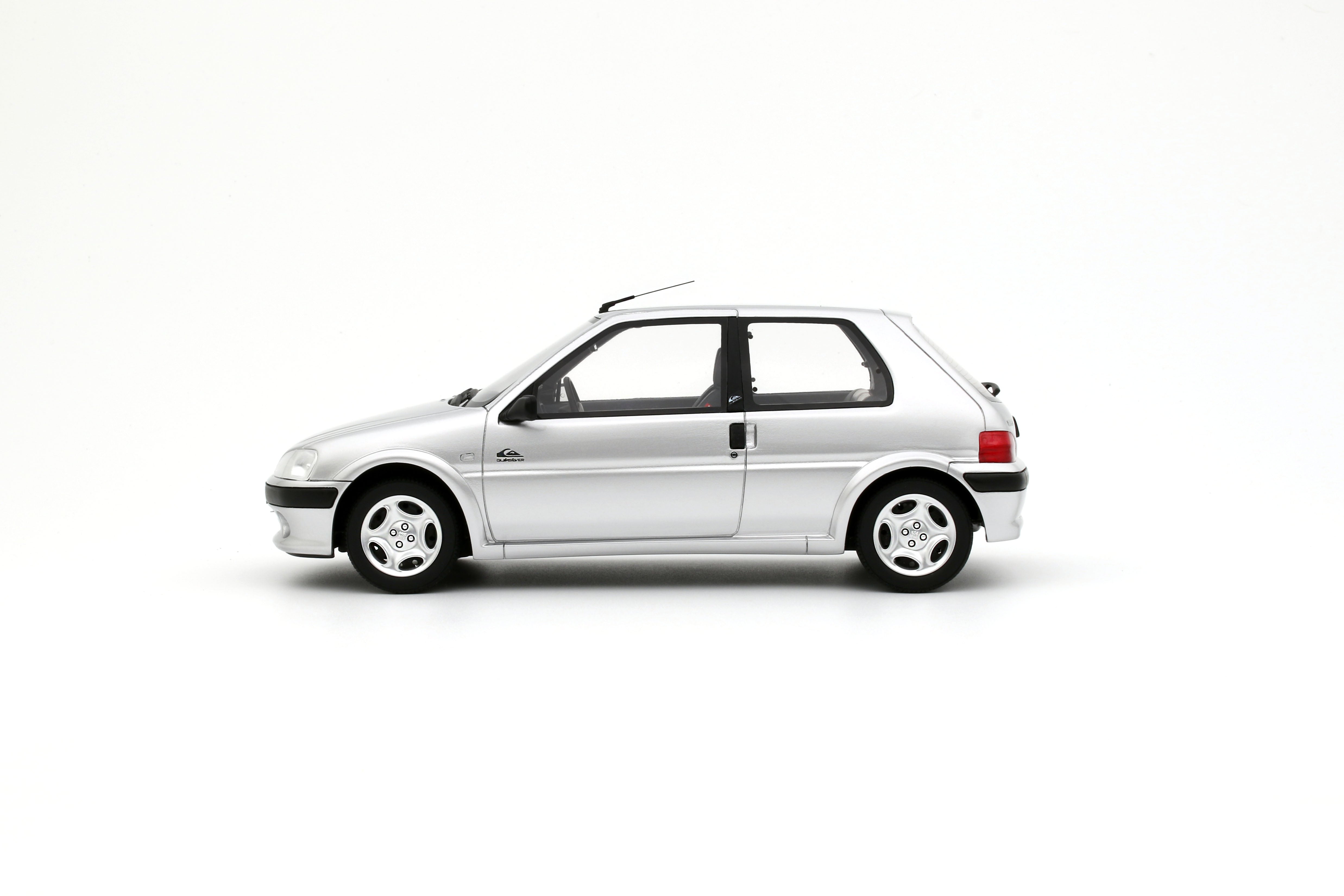 [OTTOMOBILE] 1:18 Peugeot 106 Quiksilver Gris Quartz 2000 [OT1177]