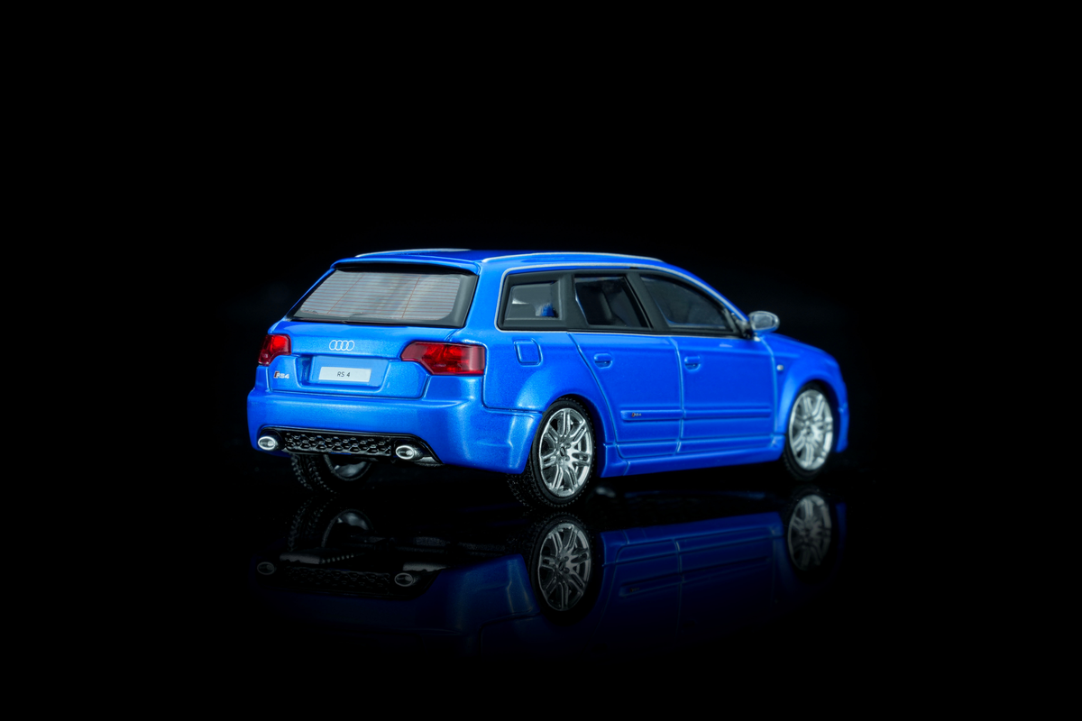 [MOTORHELIX] 1:64 Audi RS4 (B7) 2005 Sprint Blue Pearl