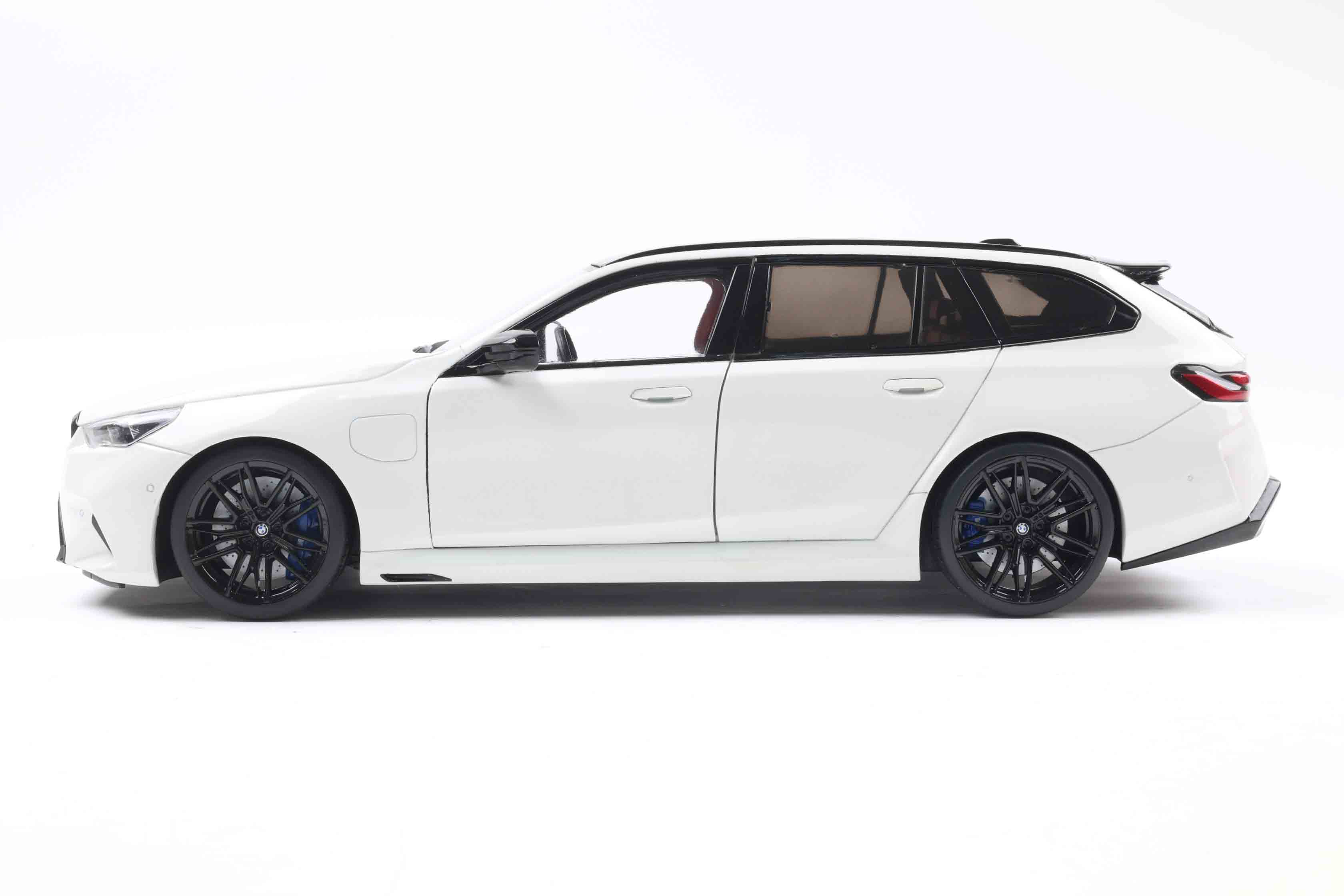 [SOLIDO] 1:18 BMW M5 Touring Alpine White Solid 2025