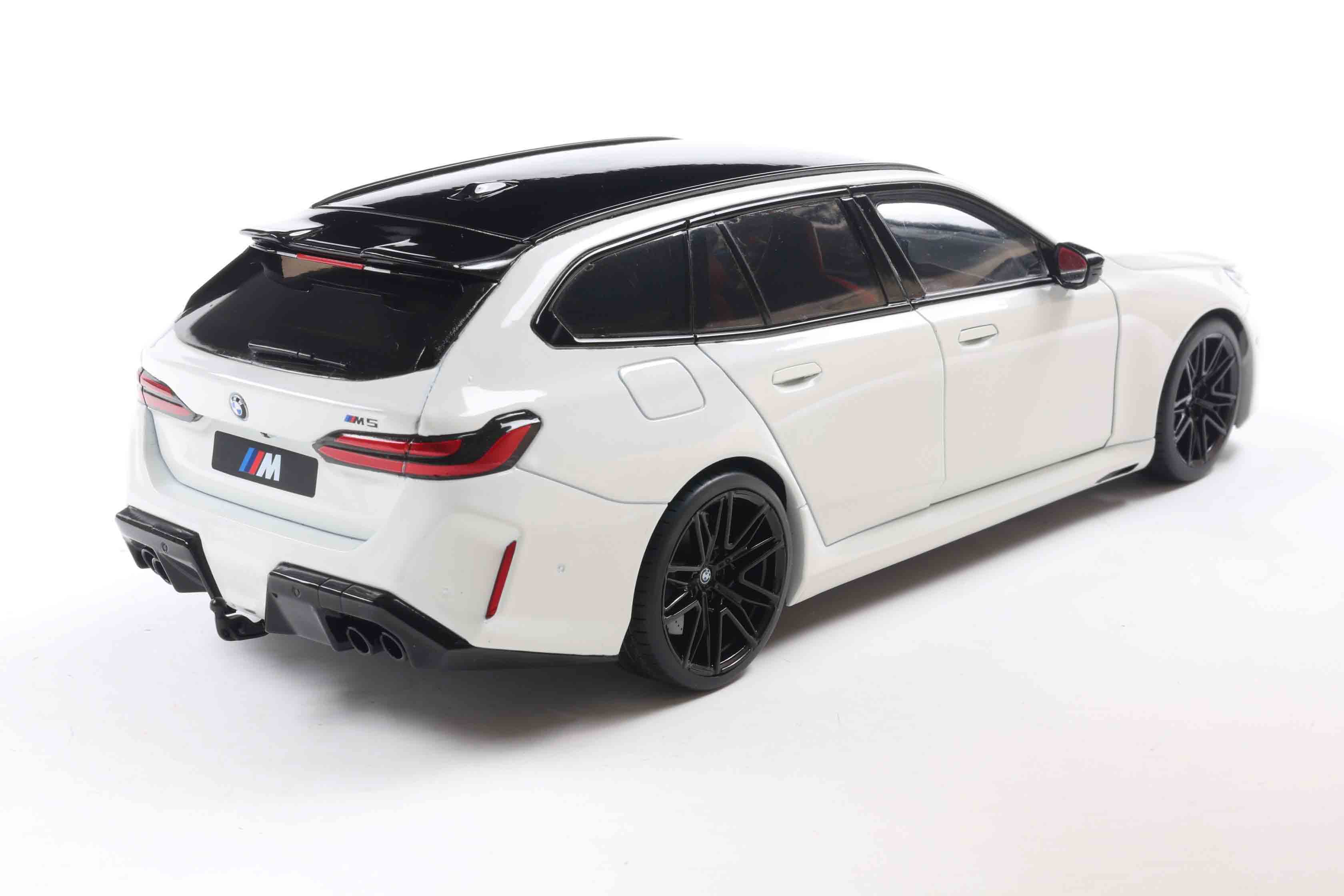 [SOLIDO] 1:18 BMW M5 Touring Alpine White Solid 2025