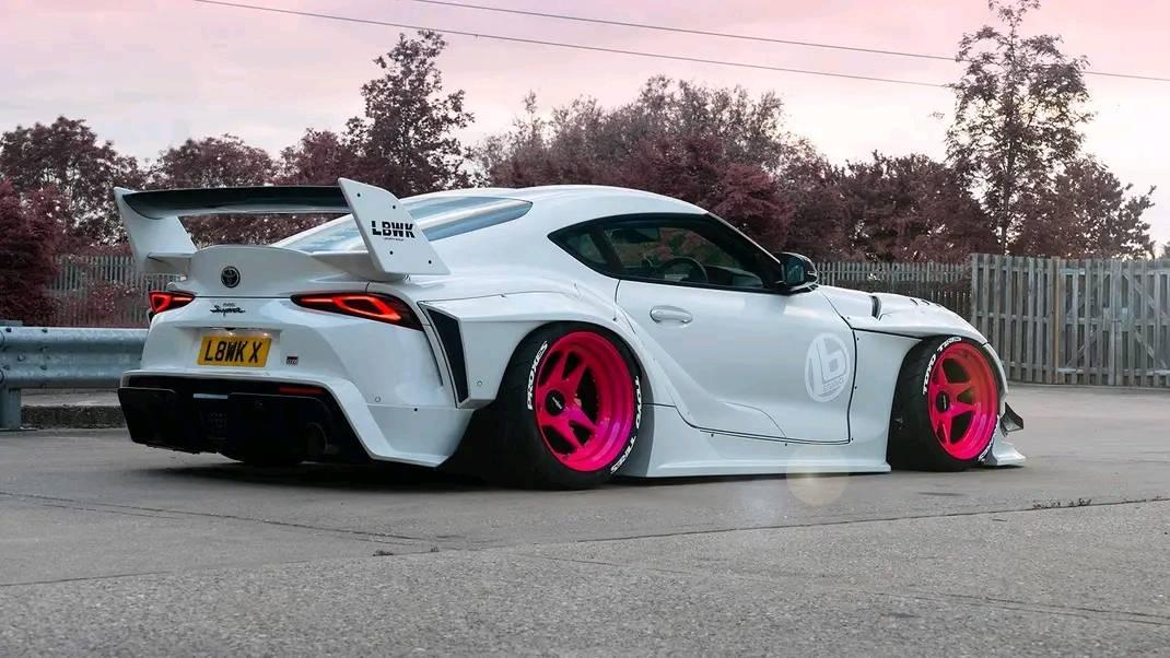 [SOLIDO] 1:18 Toyota GR Supra Liberty Walk Body Kit White/Pink 2025
