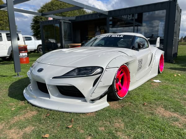 [SOLIDO] 1:18 Toyota GR Supra Liberty Walk Body Kit White/Pink 2025