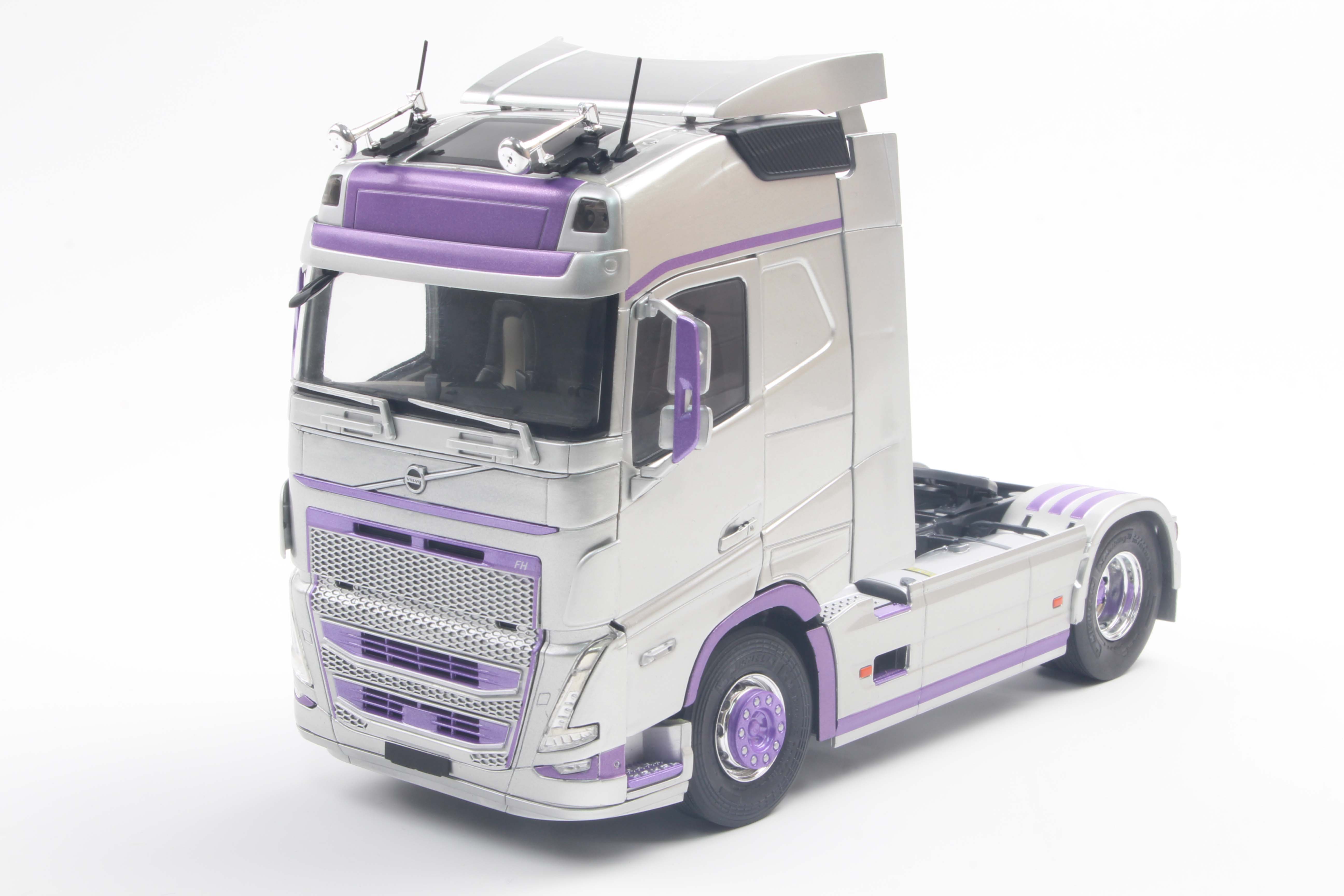 [SOLIDO] 1:24 Volvo Trucks FH Globetrotter XL Silver & Purple 2023