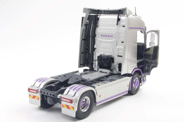 [SOLIDO] 1:24 Volvo Trucks FH Globetrotter XL Silver & Purple 2023