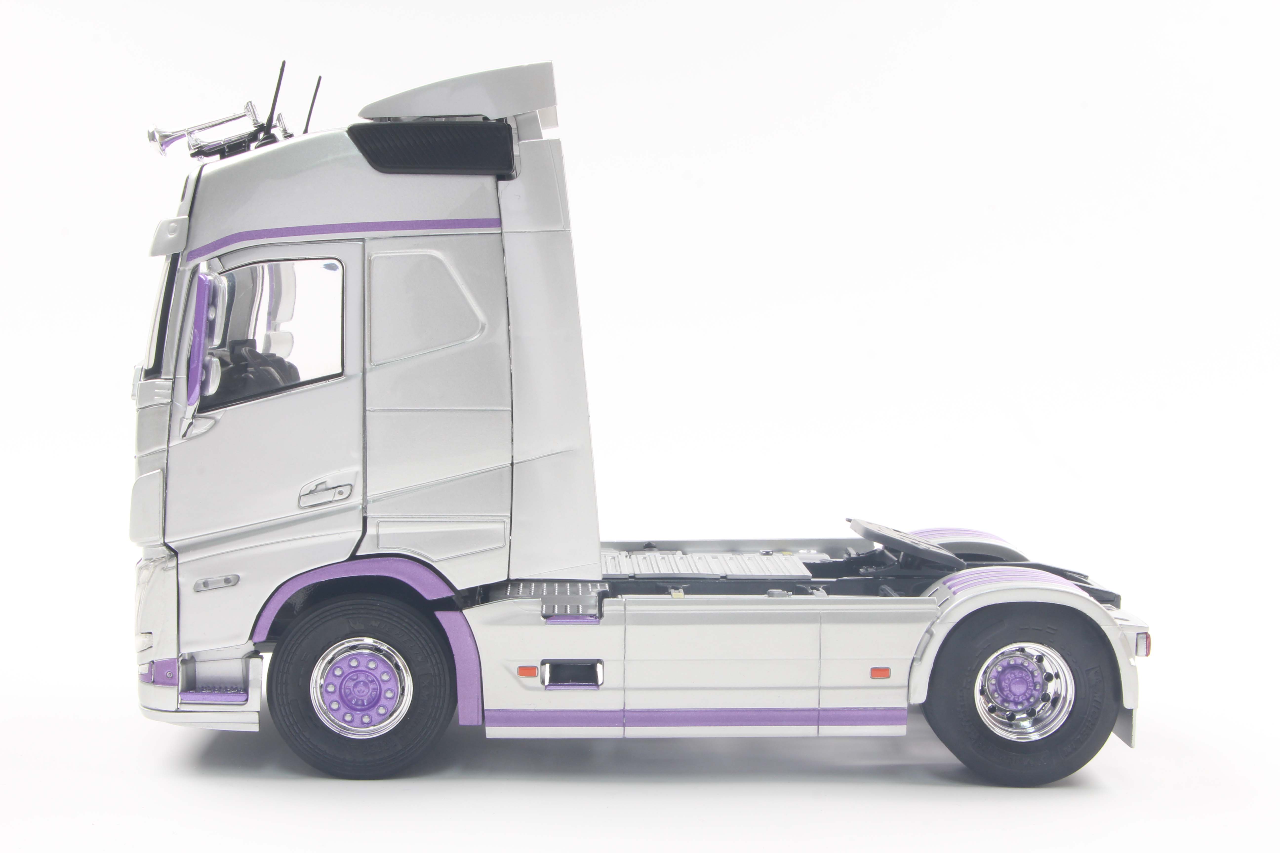 [SOLIDO] 1:24 Volvo Trucks FH Globetrotter XL Silver & Purple 2023