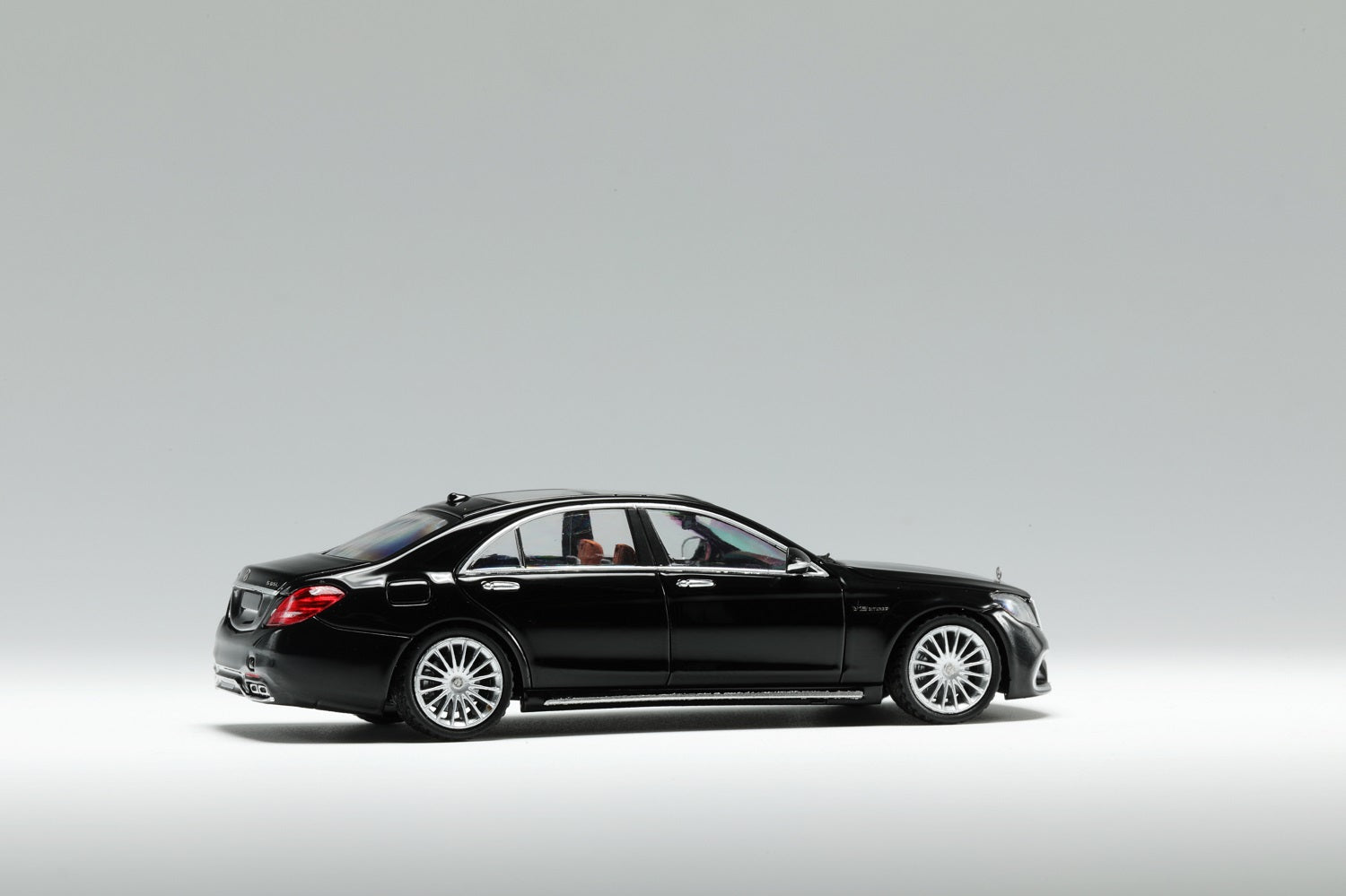 Fine Model 1/64 Mercedes S-Class S65 (W222)