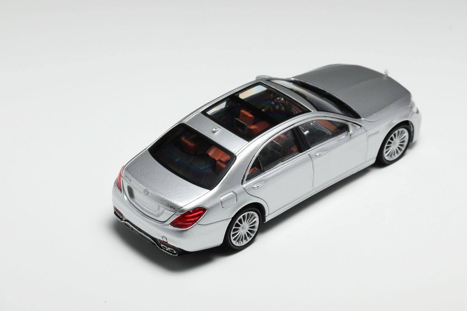 Fine Model 1/64 Mercedes S-Class S65 (W222)
